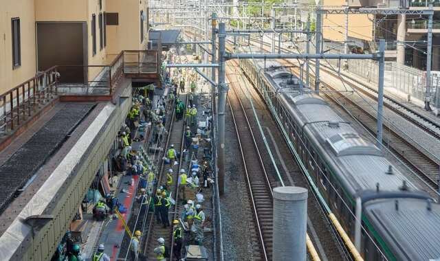 浜松町駅ホーム拡幅改良工事に伴う線路切換工事が完了しました。