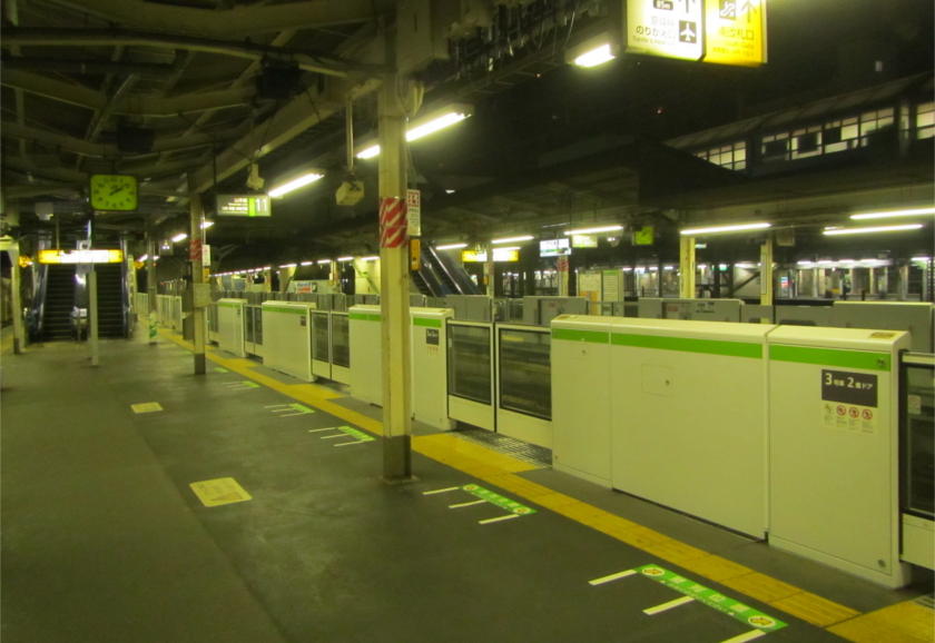 山手線、車両やホームに車いす用案内表示 ...