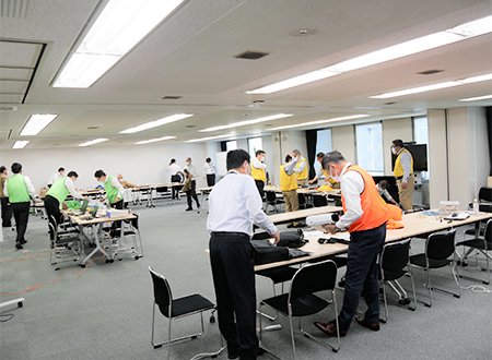 対策本部立ち上げ訓練の様子